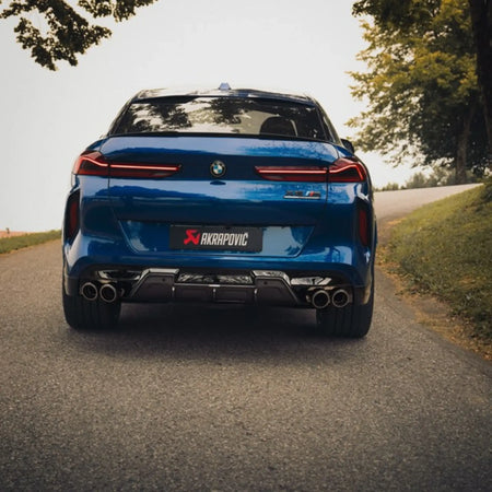 Straight-on rear view of BMW X6 M with the Akrapovič Slip-On Line (Titanium) exhaust installed, highlighting the precision fit and sporty tailpipe design.